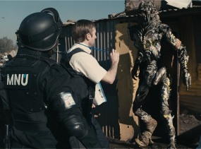La cinta del director sudafricano Neill Blomkamp, es producida por Peter Jackson y ha sido bien recibida por su carácter social en medio de la ciencia ficción